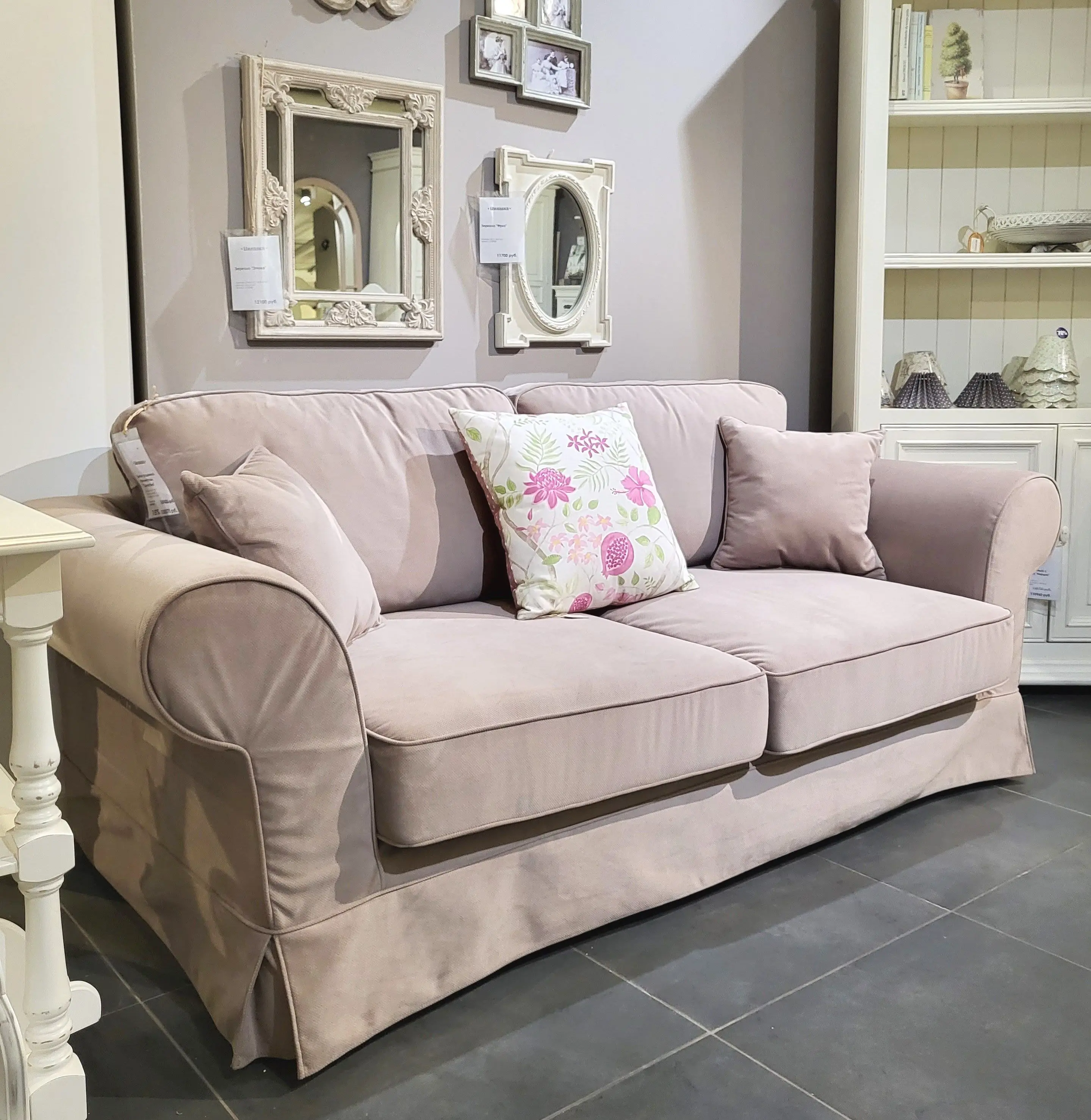 Раскладной прямой диван в классическом стиле