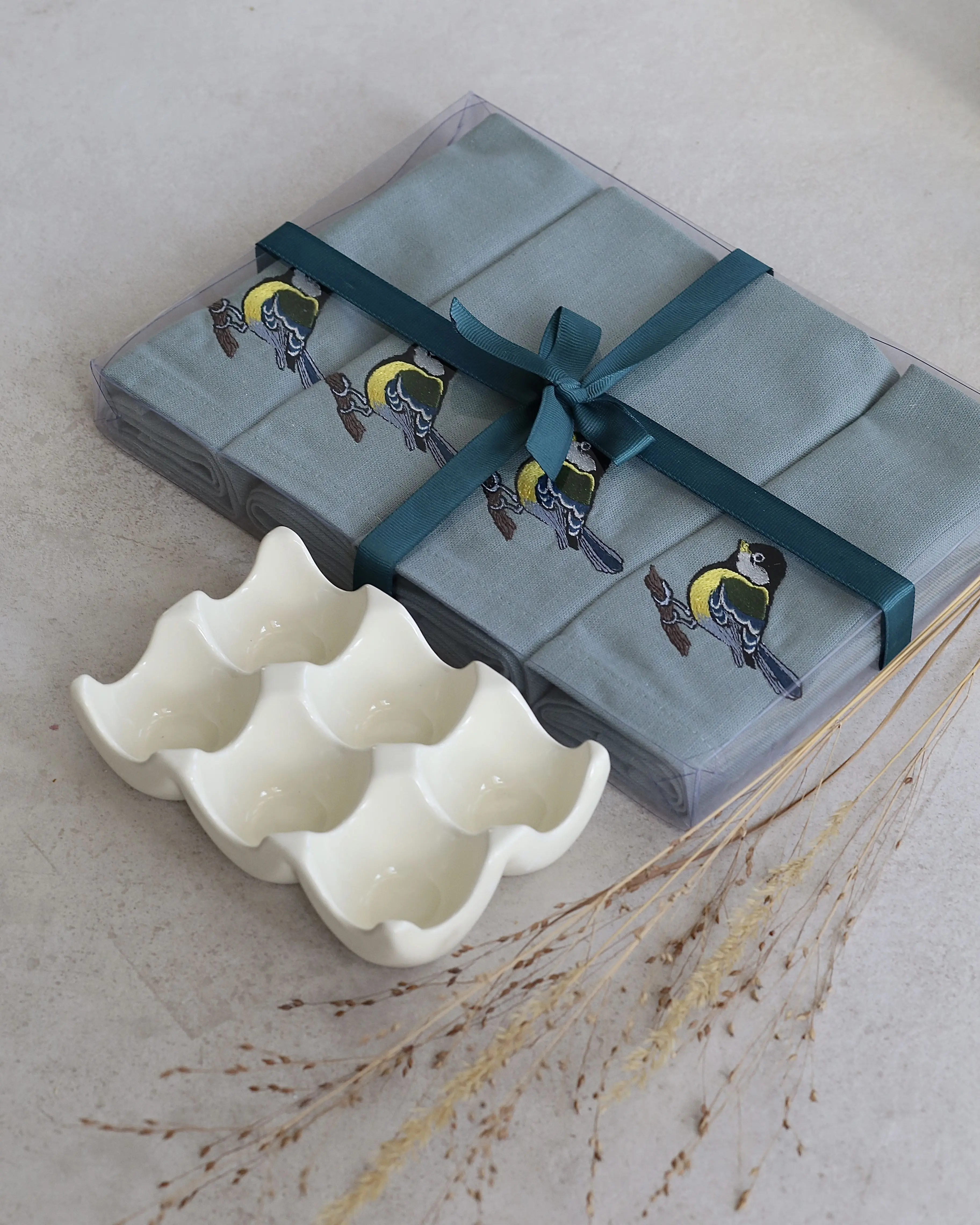 Подарочный набор подставка для 6 яиц Птичий двор и набор салфеток Синица в руке 40х40 см Подарочный набор подставка для 6 яиц Птичий двор и набор салфеток Синица в руке 40х40 см