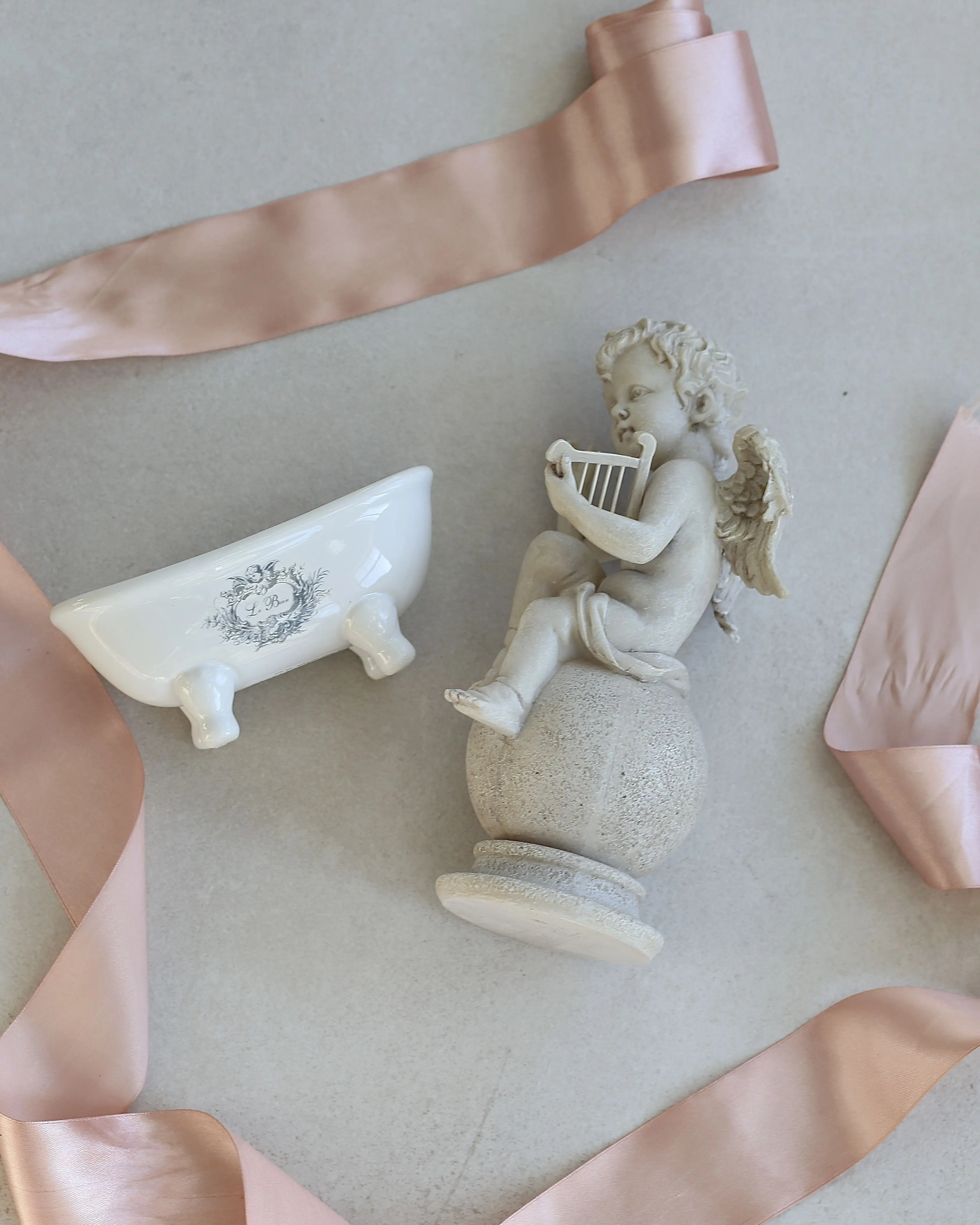 Подарочный набор фигурка ангел Арфист и ванночка Купальня Подарочный набор фигурка ангел Арфист и ванночка Купальня