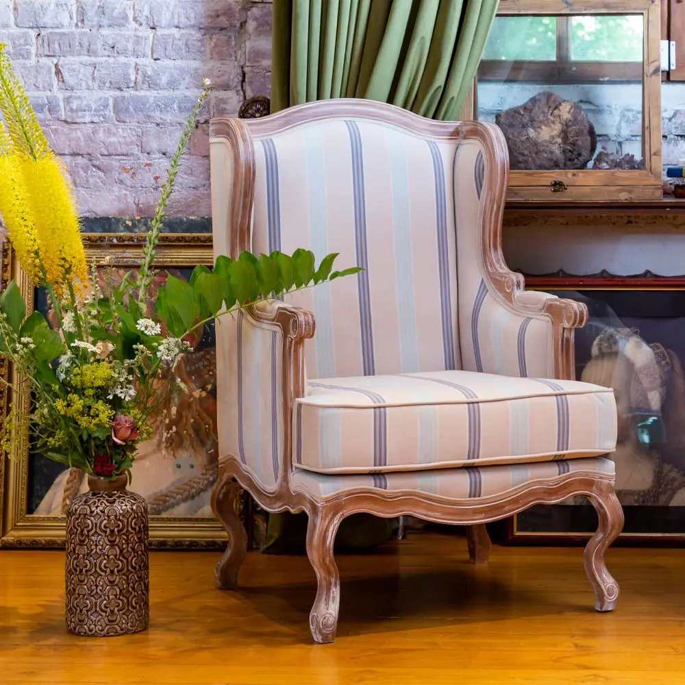 Элегантное полосатое кресло в классическом стиле Элегантное полосатое кресло в классическом стиле