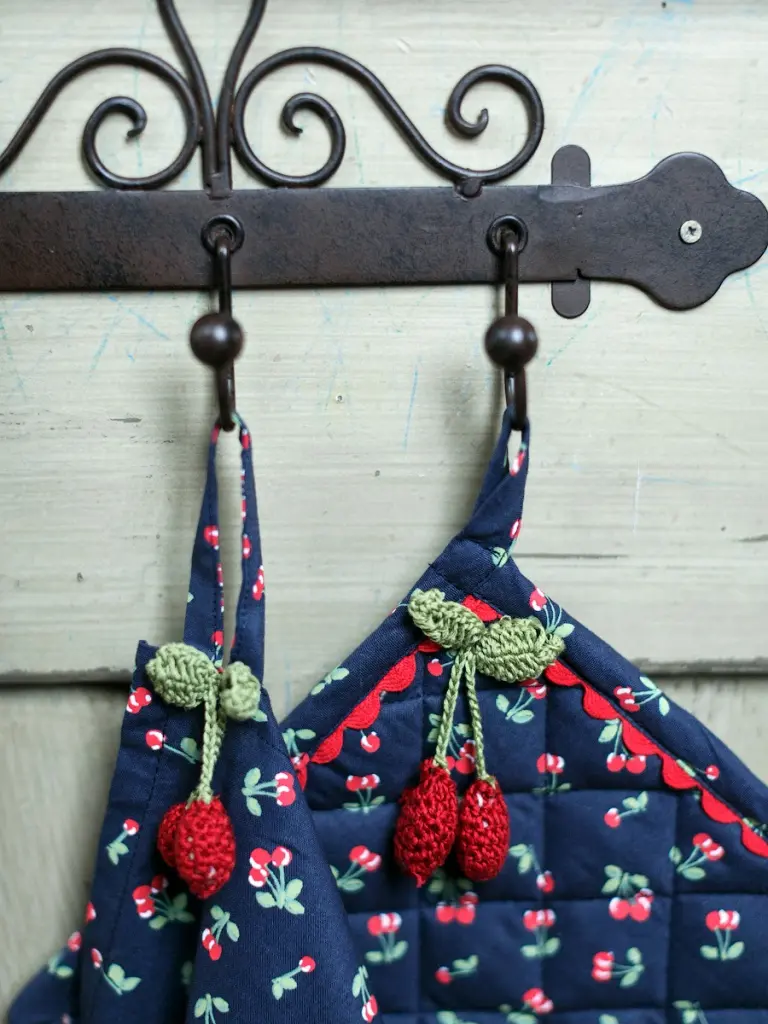 Прихватка и полотенце с ягодным принтом Прихватка с ягодным принтом