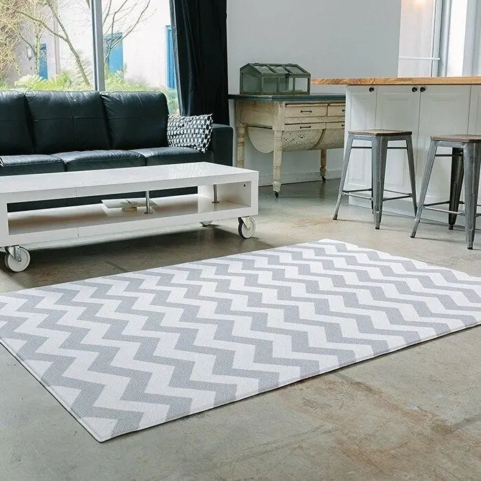 Простой серый коврик с геометрическим узором.jpeg
