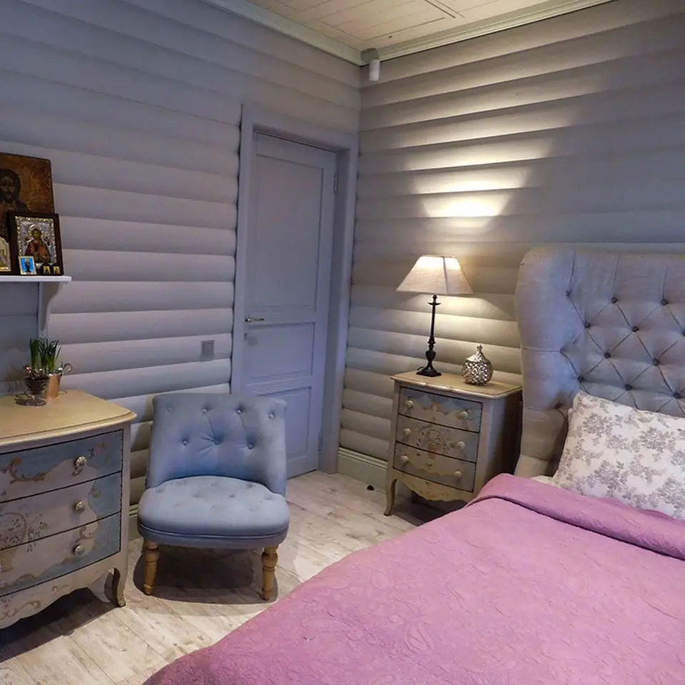 Спальня в доме из бруса.