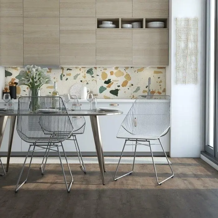 кухня с металлическим столом и стульями.jpeg