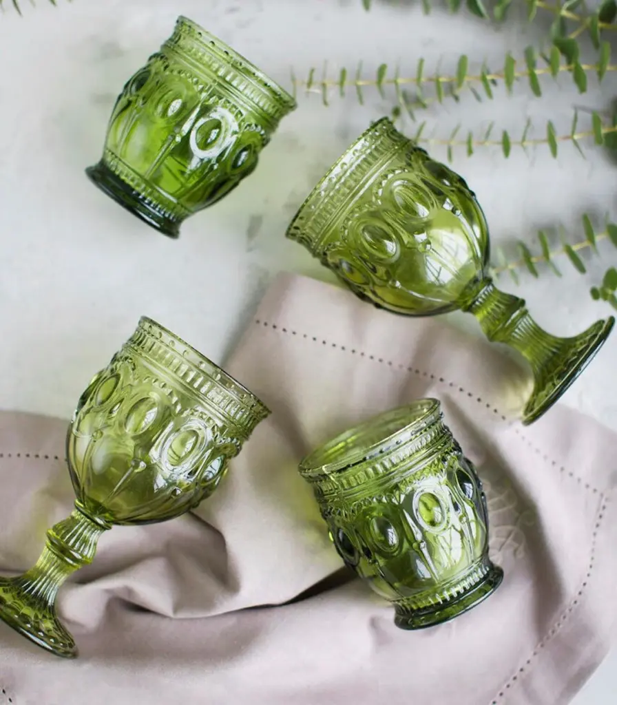 стаканы и бокалы изумруд на бежевой салфетке.jpg