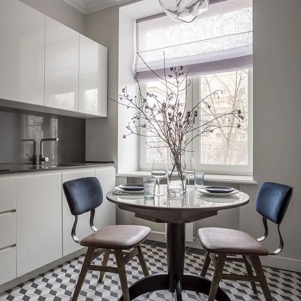 серо-белая кухня с принтованной плиткой на полу