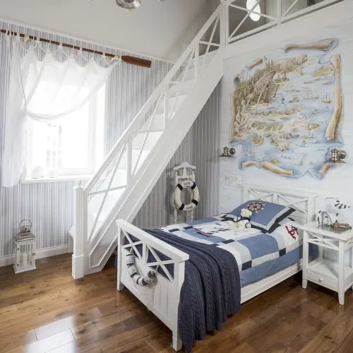 двухуровневая детская в морском стиле с картой на стене.jpg