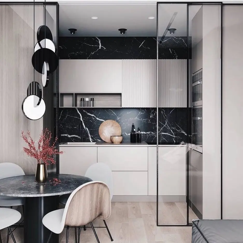 черно-белая кухня-столовая со стеклянными перегородками