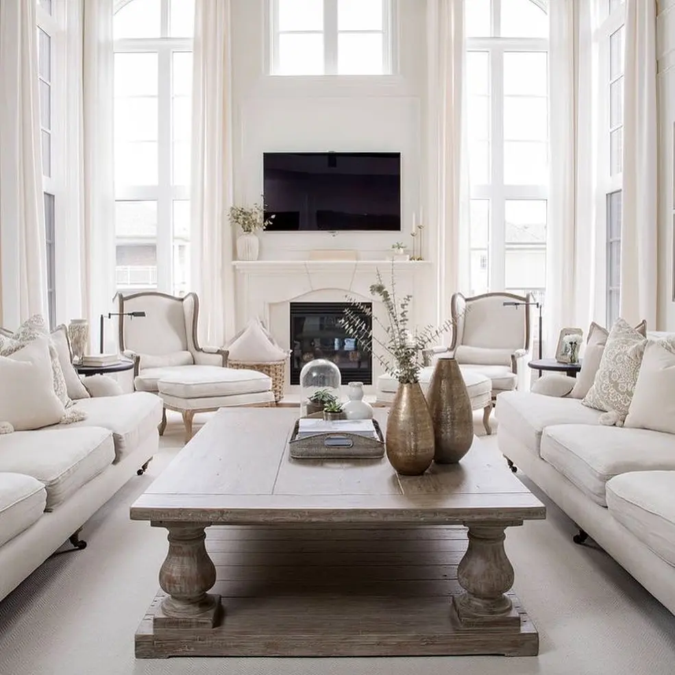 большая белая гостиная с черными акцентами