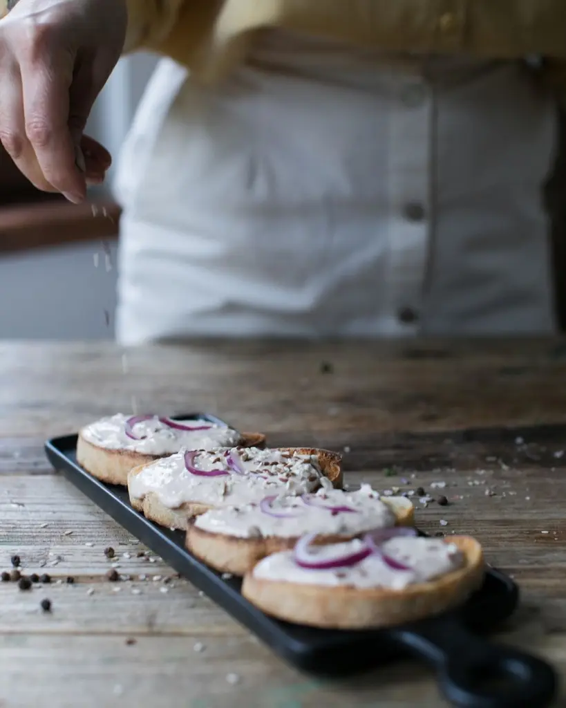 готовые брускетты с тунцом 