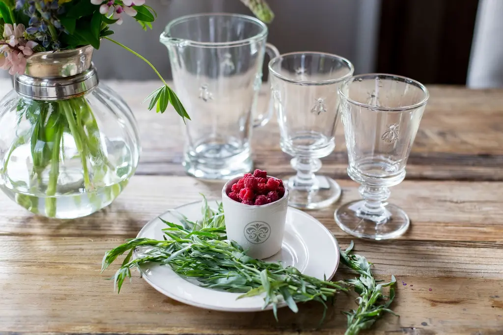 Лимонад из тархуна и малины Лимонад из тархуна и малины