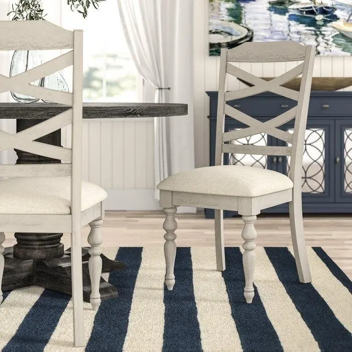 состаренные белые деревянные стулья с мягким сиденьем.jpeg