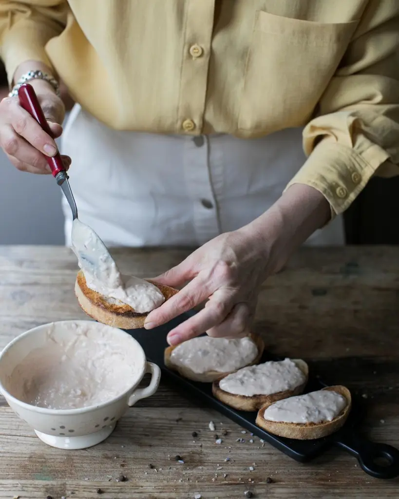 брускеты мз тунца на сервировочной доске 
