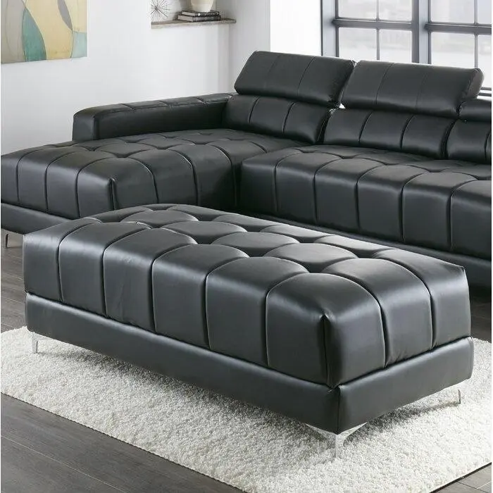 угловой черный диван с кожанной обивкой в комплекте с оттоманкой на хромированных ножках.jpeg