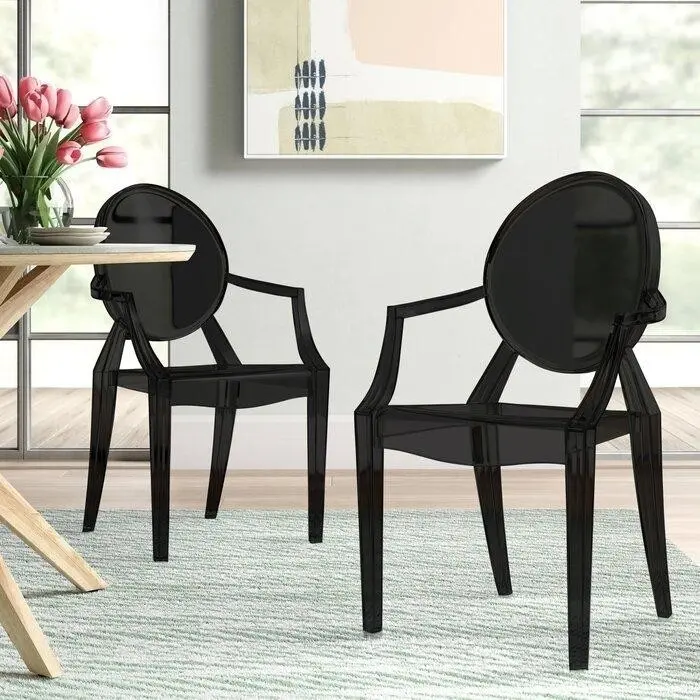 стулья с круглой спинкой и подлокотниками из полупрозрачного черного акрила.jpeg