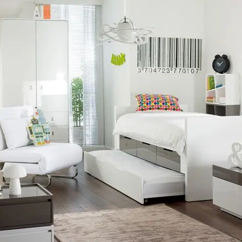 белая детская комната с дополнительными спальными местами.jpg