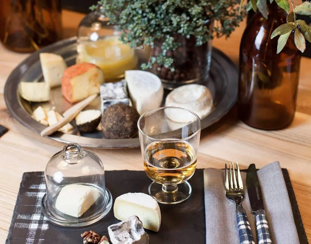 Твердый сыр со специями