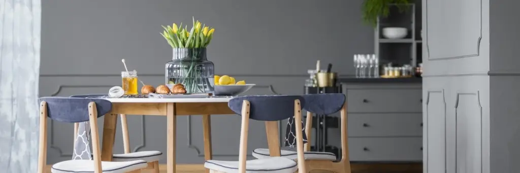 Серый деревенский интерьер столовой.jpeg