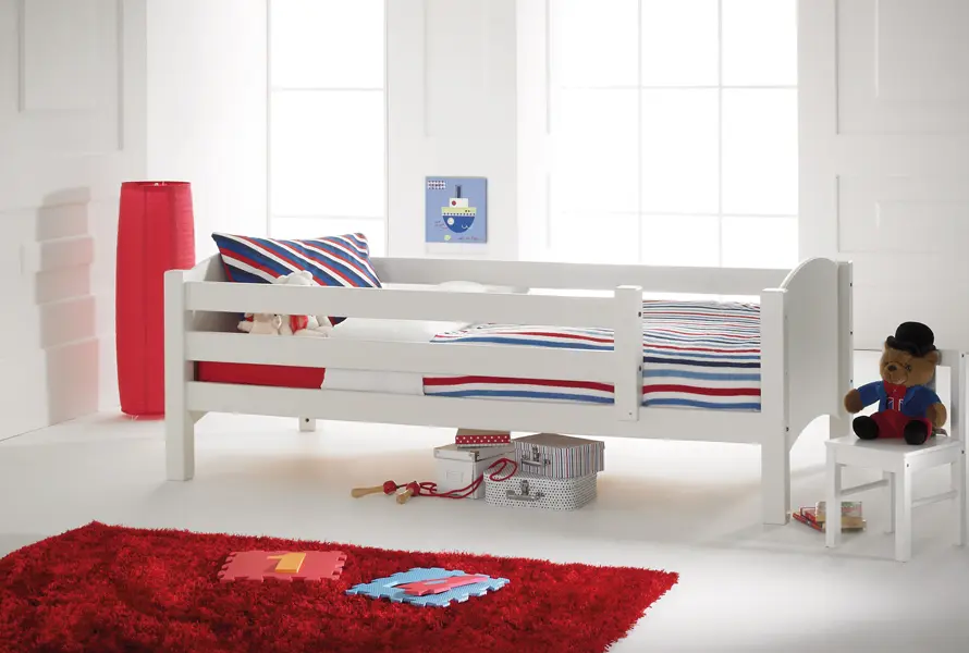 белая детская кровать с защитным поручнем.jpg