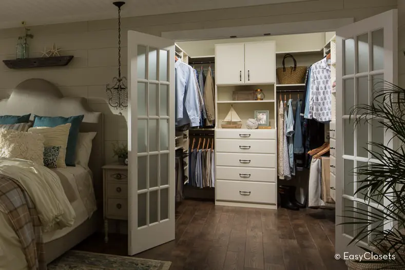 гардеробная в спальне с двумя распашными дверьми.jpg