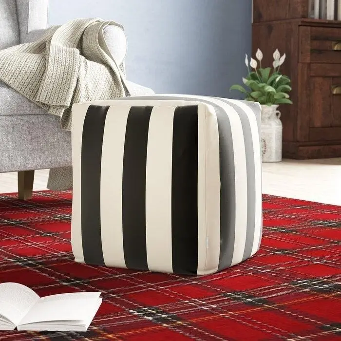 черно-белый полосатый пуф в форме куба.jpeg