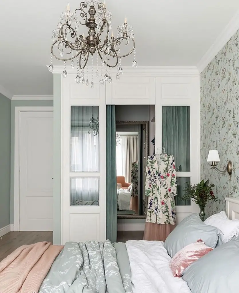 гардеробная с зеркалом в спальне