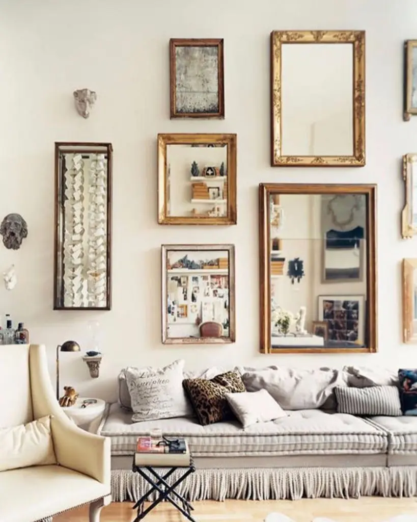 галерея прямоугольных зеркал на стене