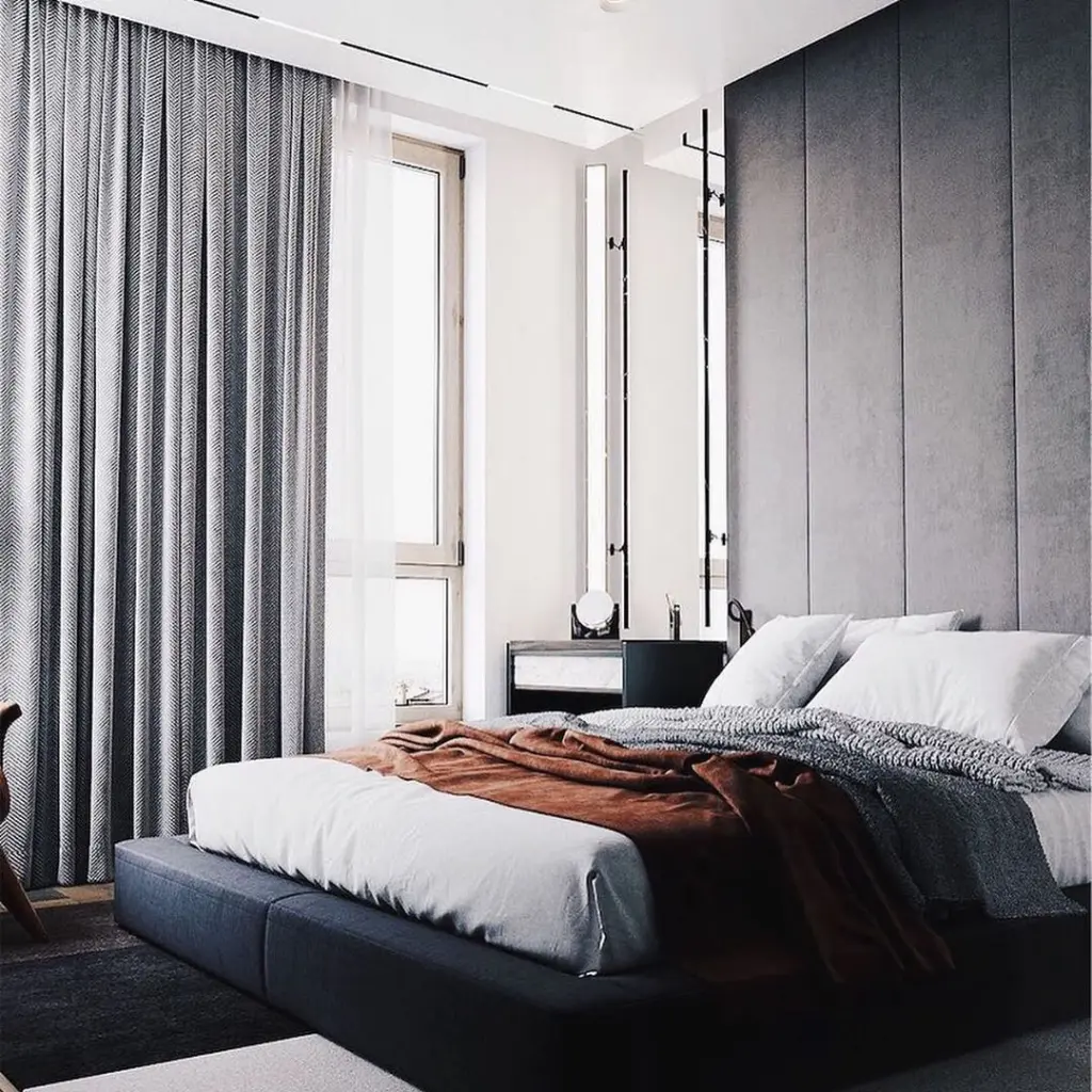 спальня в черно-бело-серых тонах с мягкой панелью в изголовье
