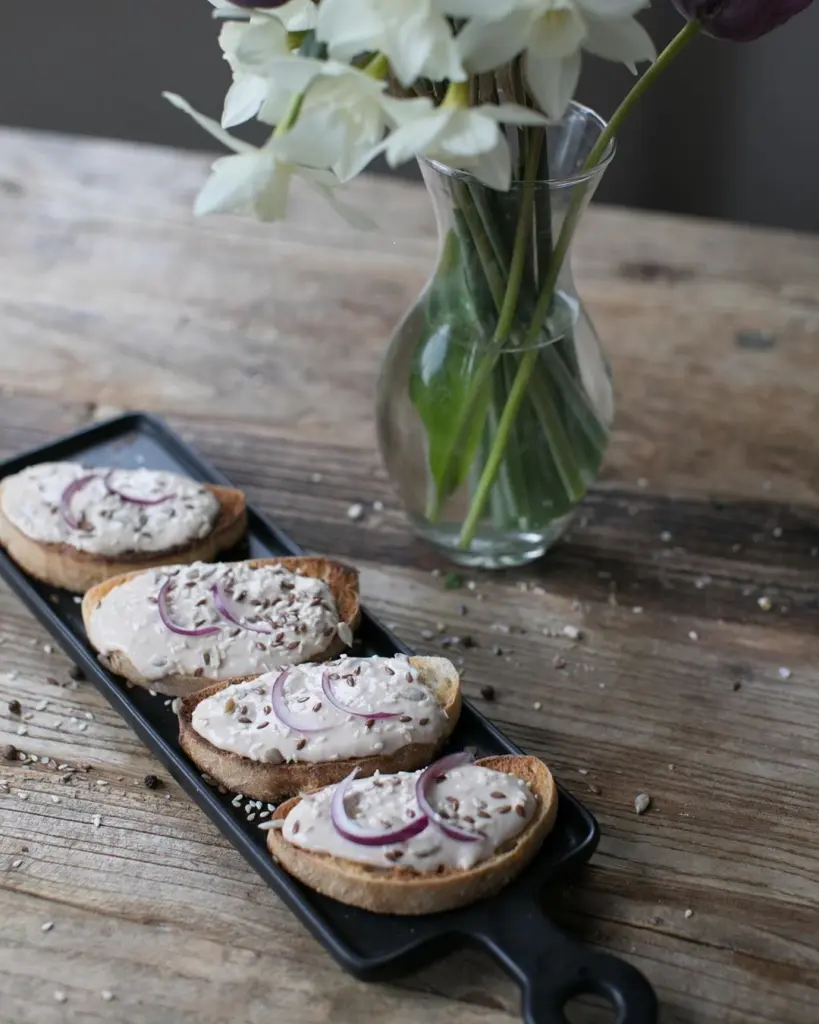 сервировка стола с брускеттами с тунцом