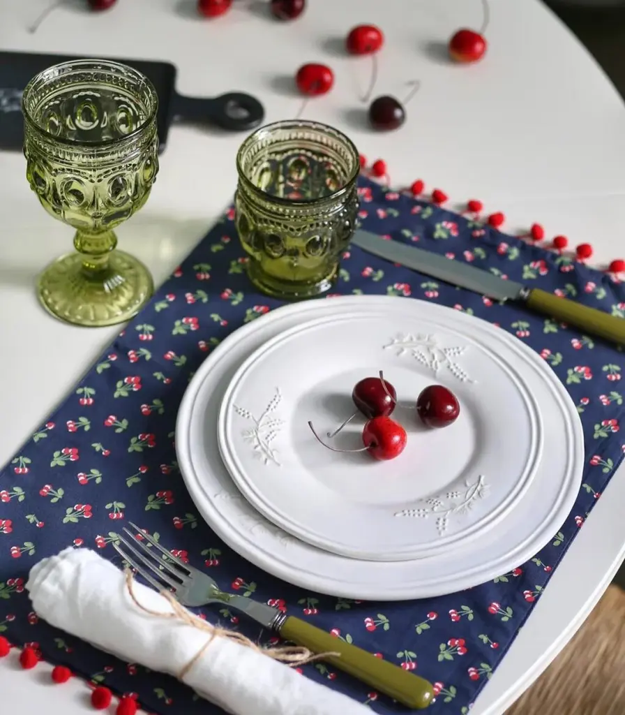 сервировка стола с зелеными акцентами.jpg