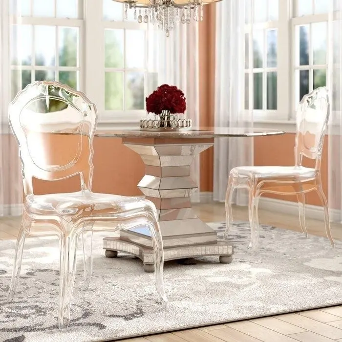 стулья классической формы из прозрачного акрила.jpeg