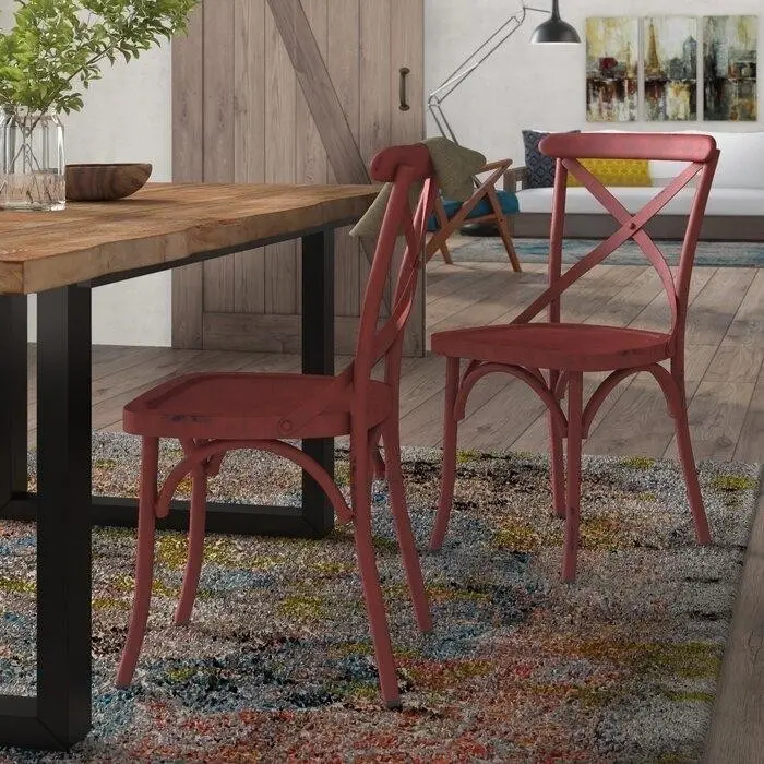 массивный деревянный стол на металлических ножках и деревянные стулья кораллового цвета.jpeg