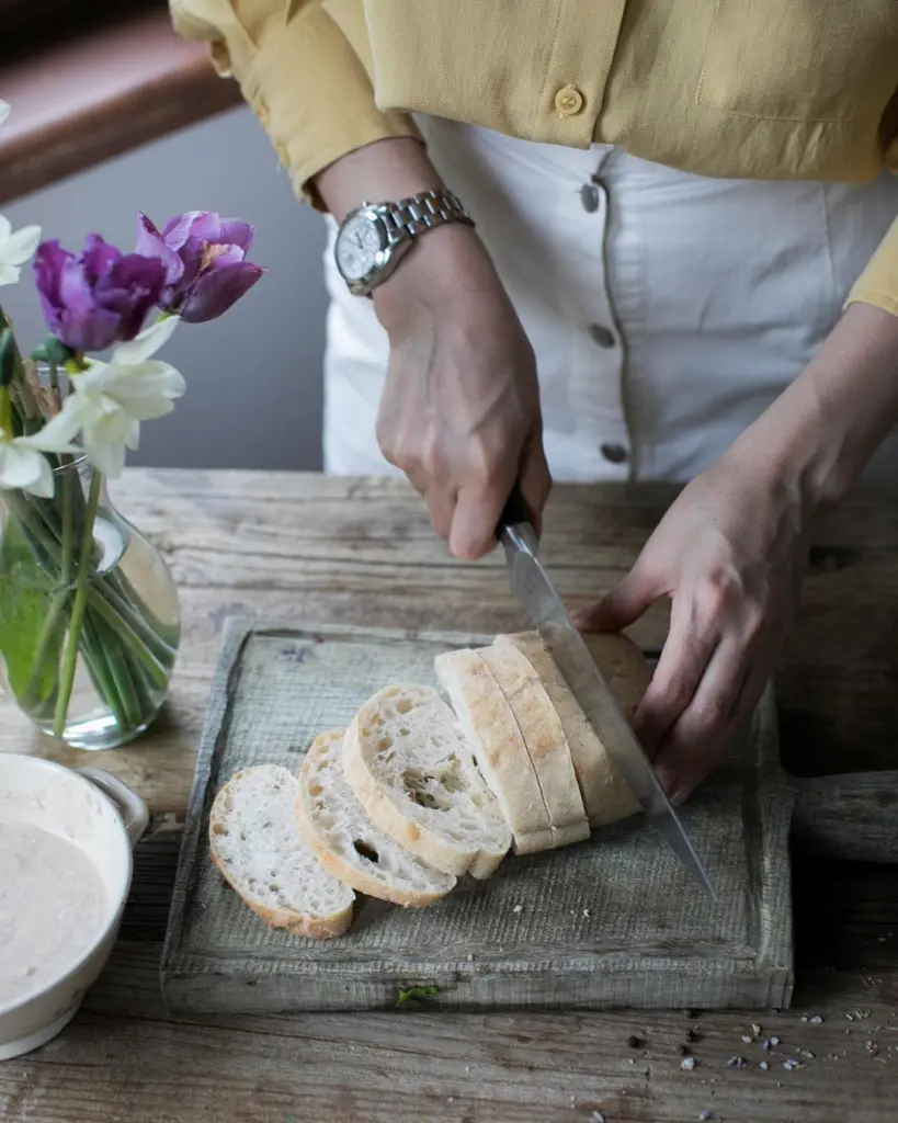 приготовление брускетты с тунцом