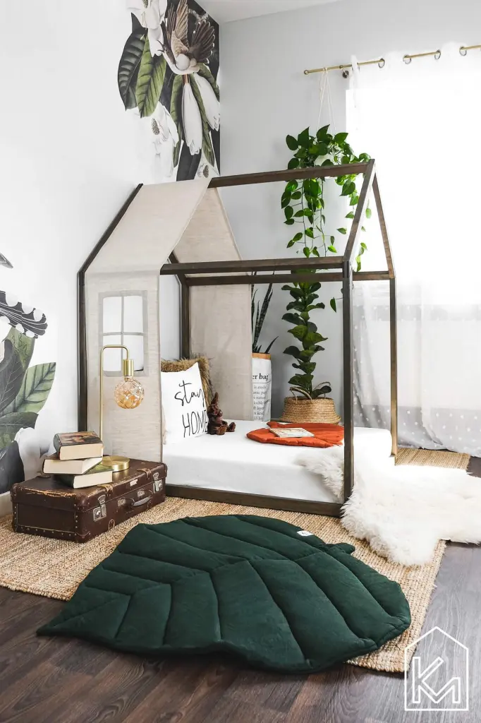 детская с зеленью и кроватью-домиком из темного дерева.jpg