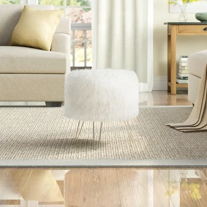 белый пушистый миниатюрный круглый пуф на тонких металлических ножках золотого цвета.jpeg