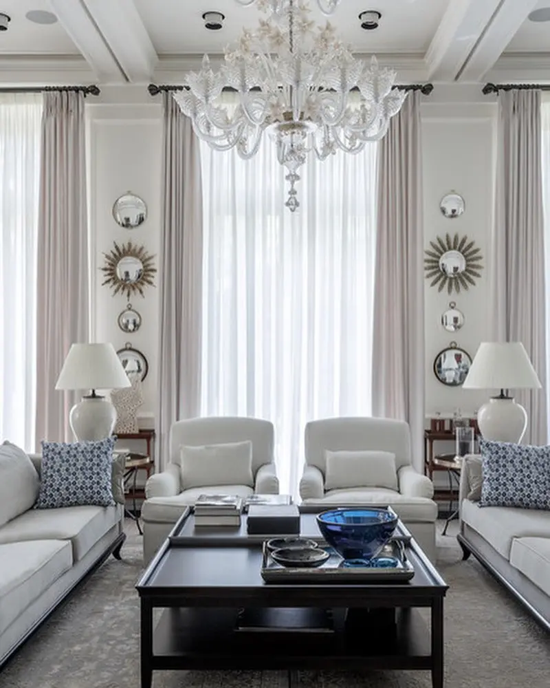 украшение стен вокруг окна зеркалами