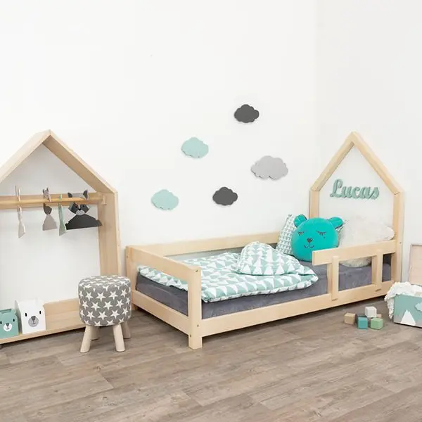 белая детская комната с деревянной мебелью и серо-мятными аксессуарами.jpg