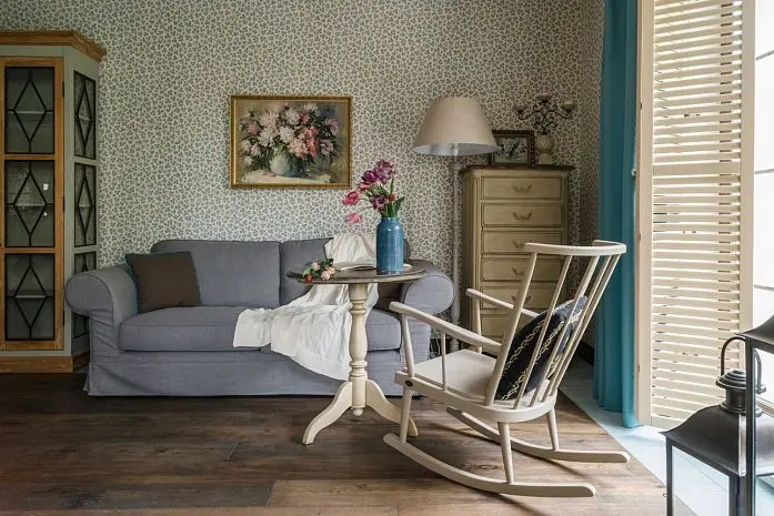 Гостиная в классическом стиле с комфортным серым диваном