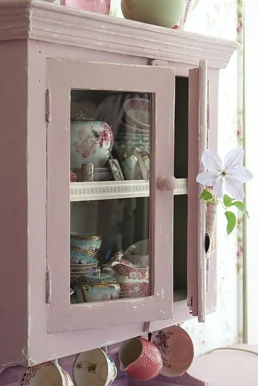 Состаренный розовый кухонный шкафчик в стиле Прованс