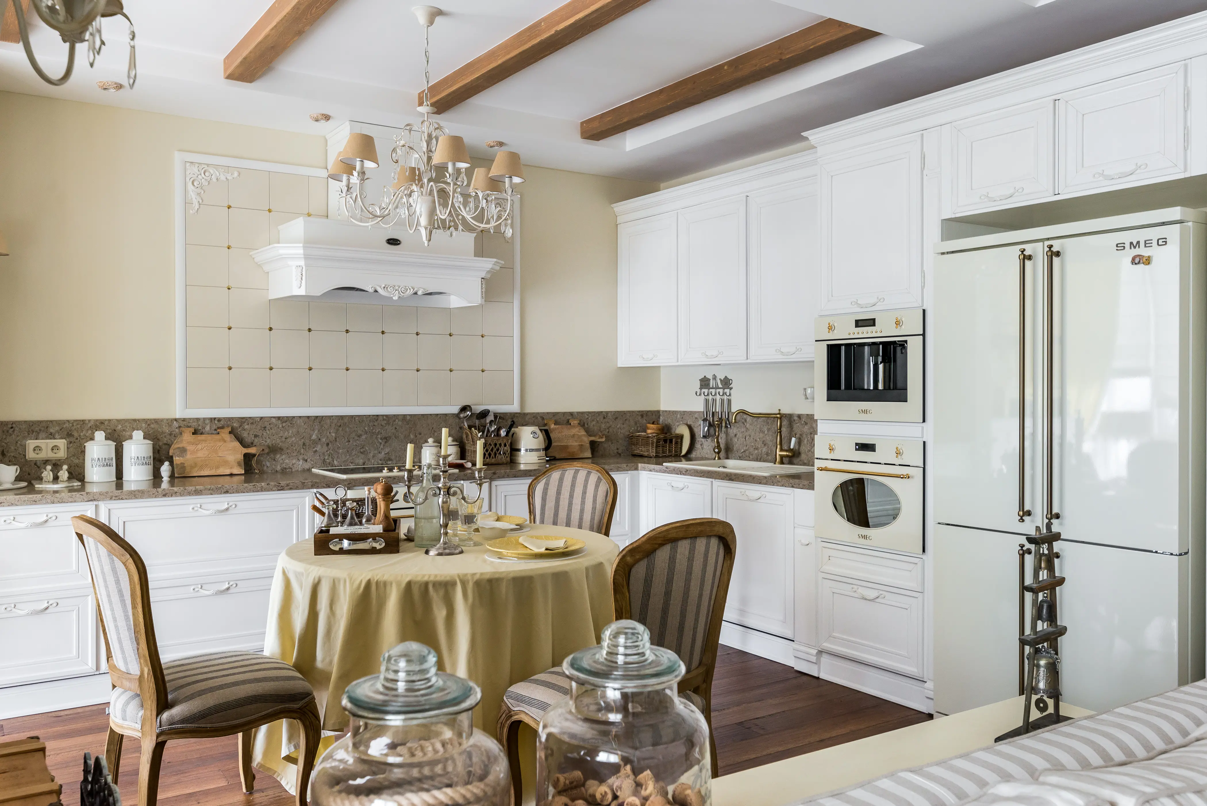 Белая кухня с желтыми акцентами