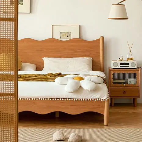 Спальня с деревянной мебелью в стиле мидсенчери Спальня с деревянной мебелью в стиле мидсенчери