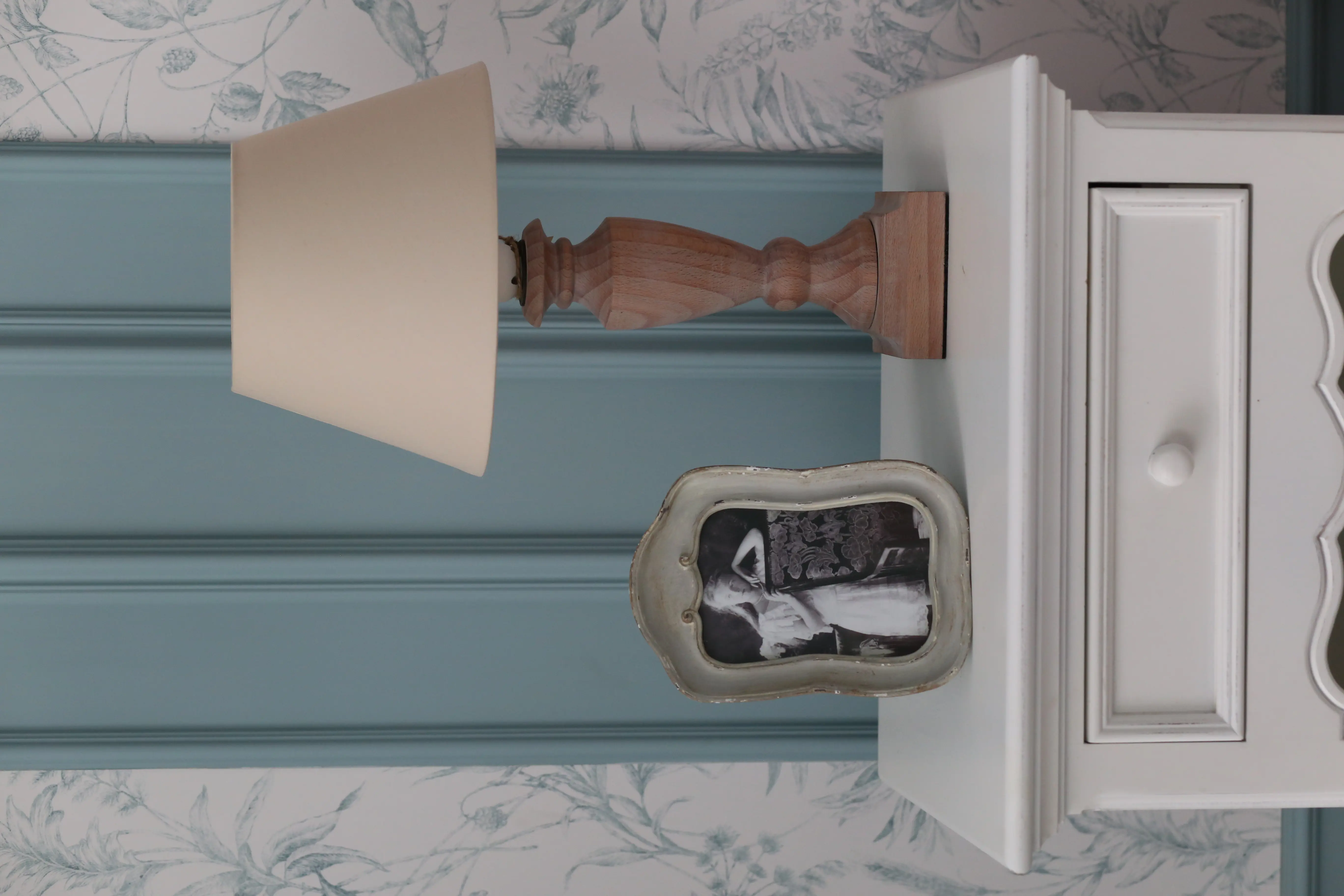 Прикроватная тумбочка с настольной лампой и рамкой для фото Инлавка, inlavka.ru