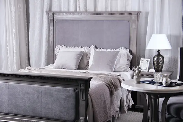 Спальня в серых тонах в стиле американская классика
