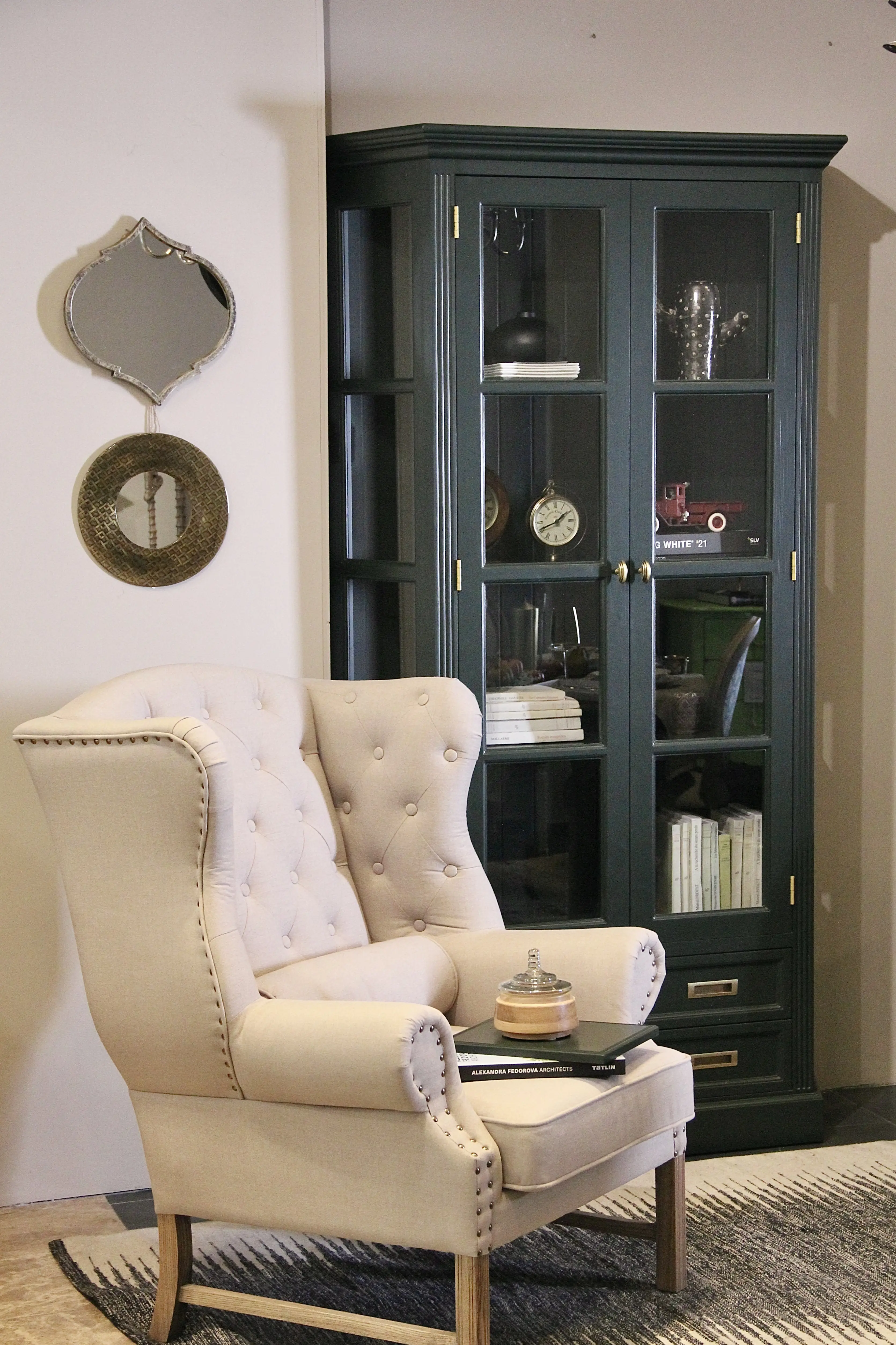 Классическое кресло с высокой спинкой и "ушами" Классическое кресло с высокой спинкой и "ушами"