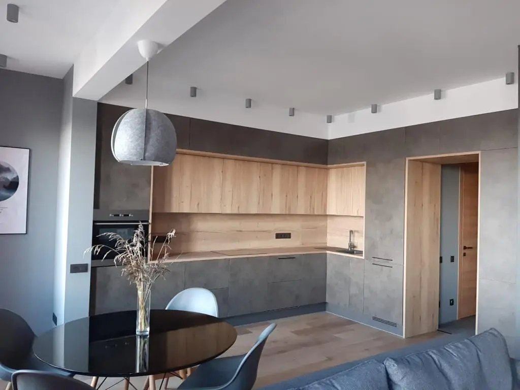 Встроенная кухня под бетон и дерево