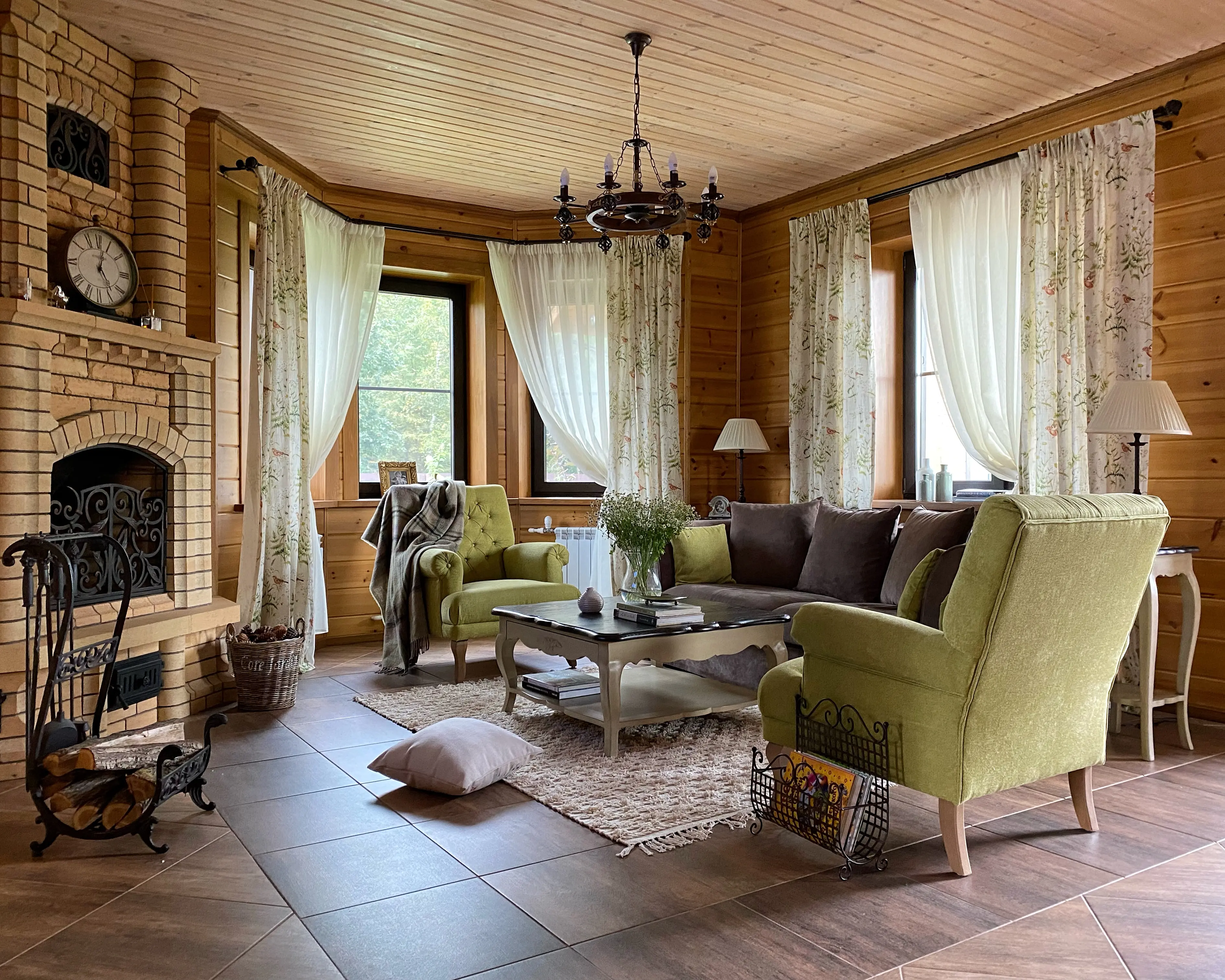 Гостиная с эркером в деревянном доме