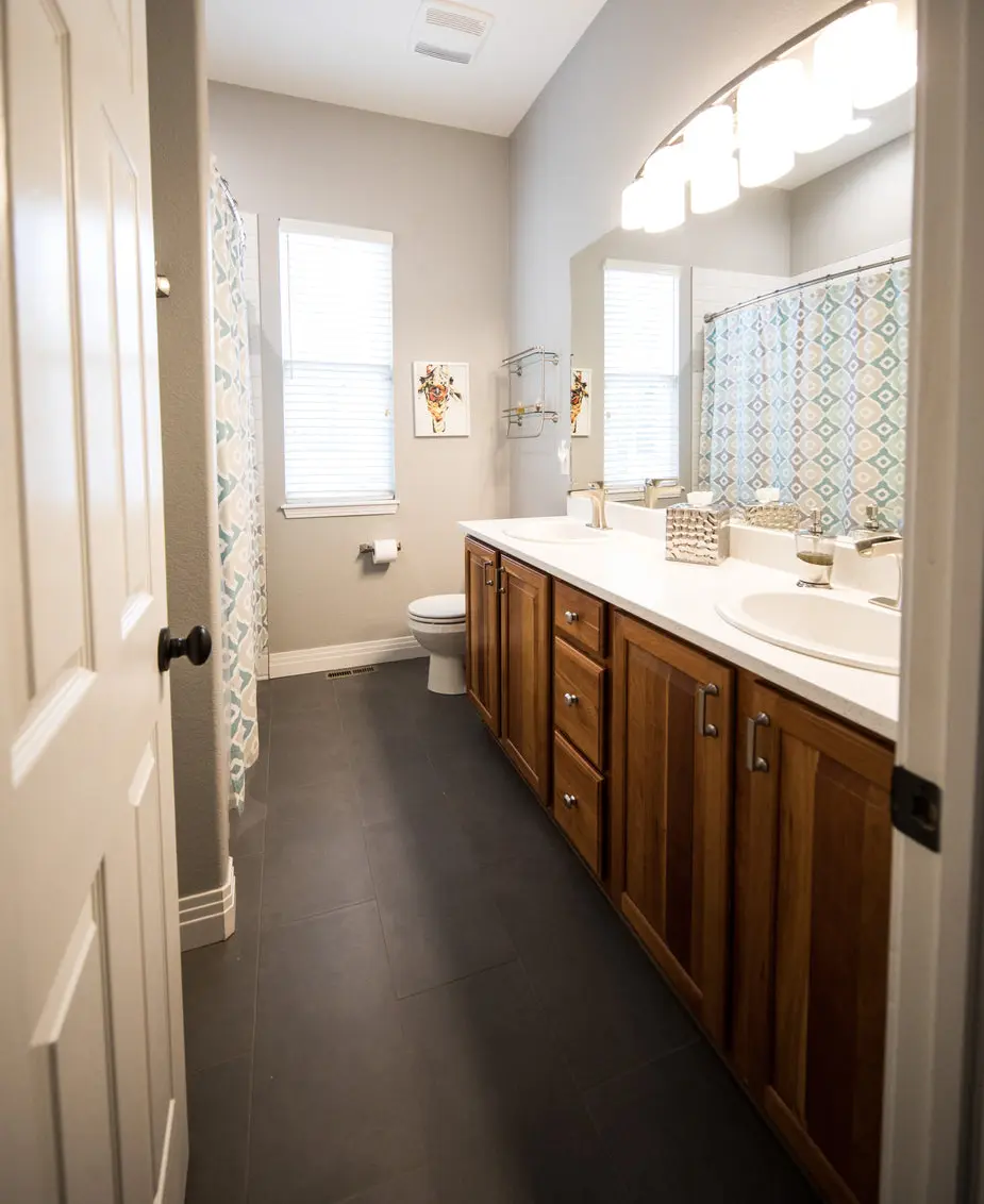 Ванная комната с мебелью из массива дерева. Автор: Christa Grover Источник: shopify.com Ванная комната с мебелью из массива дерева. Автор: Christa Grover Источник: shopify.com