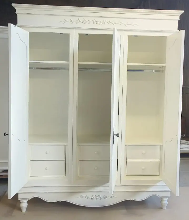 Шкаф "Марсель" трехстворчатый из массива дерева и мдф