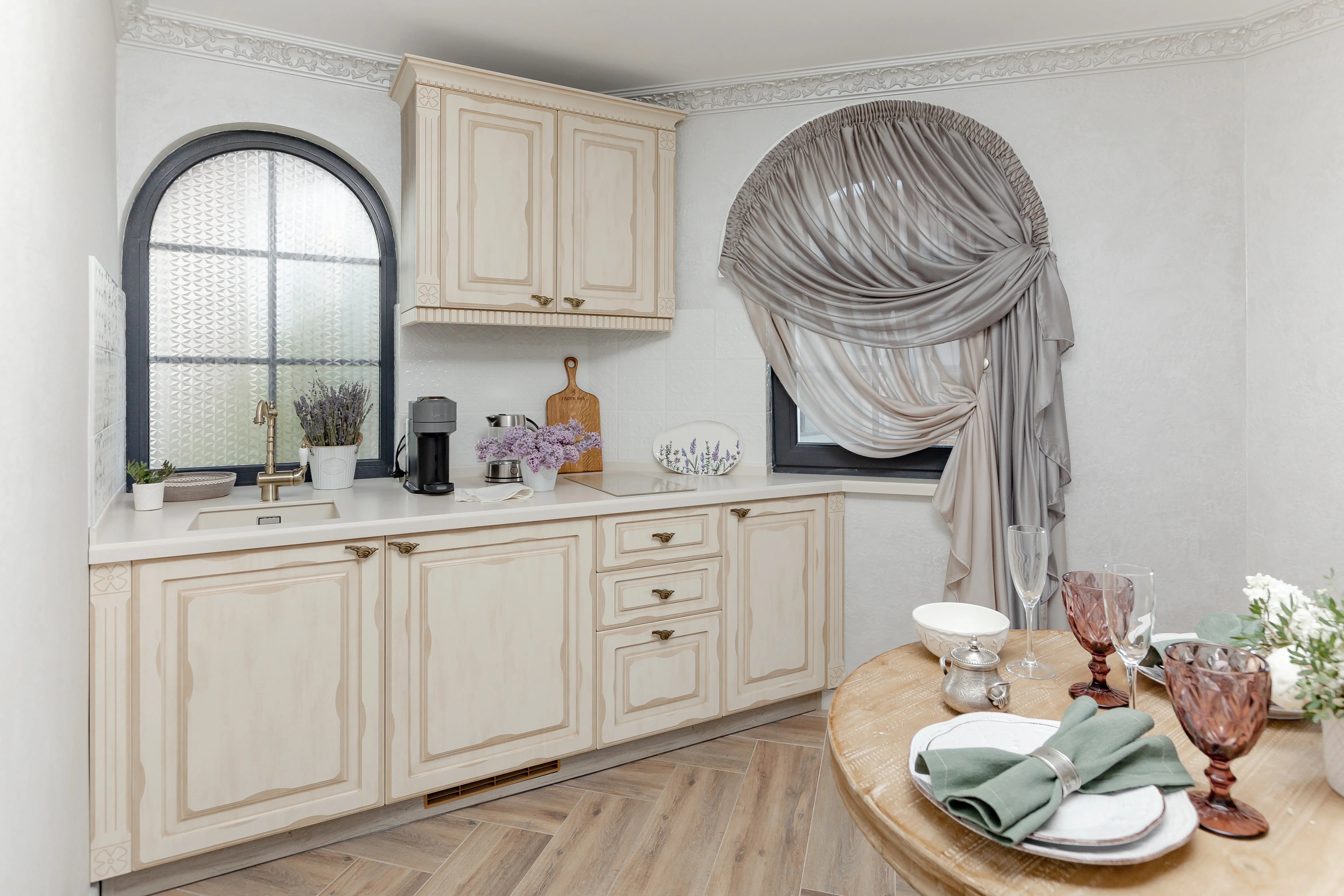 Небольшая кухня в стиле Прованс с арочными окнами