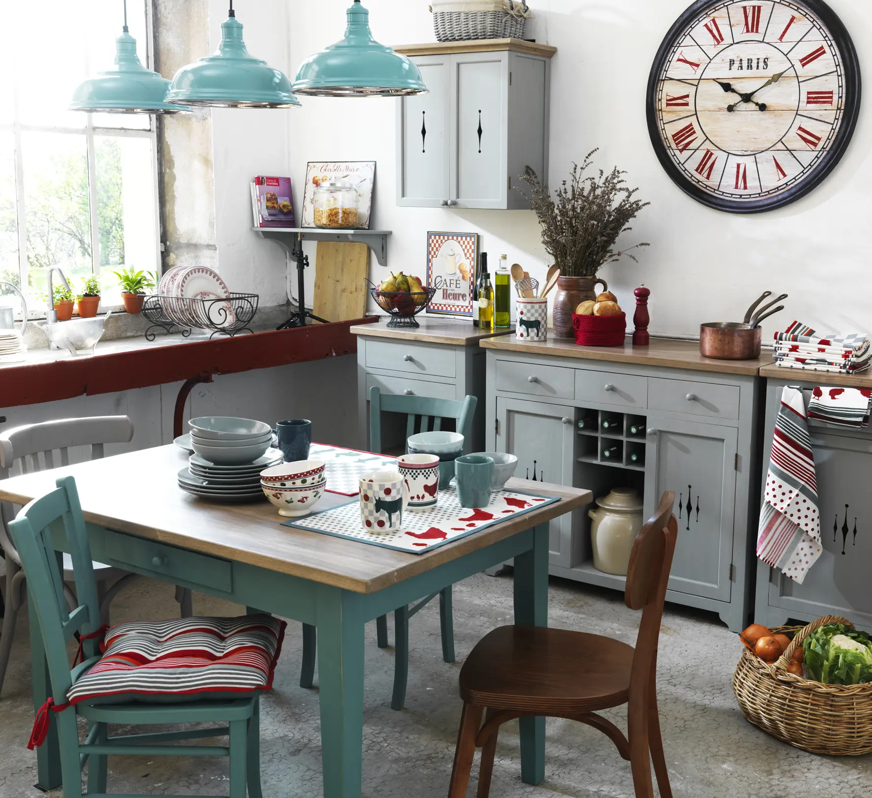 Просторная кухня-столовая с цветными акцентами